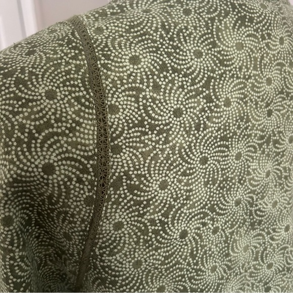 TREASURE & BOND Lace Trim V-neck Blouse in Green Rowan Floral - Picture 8 of 10